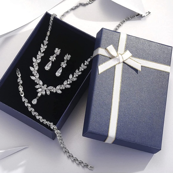 Elegant Necklace, Earrings and Bracelet Set - Picture 3 of 5